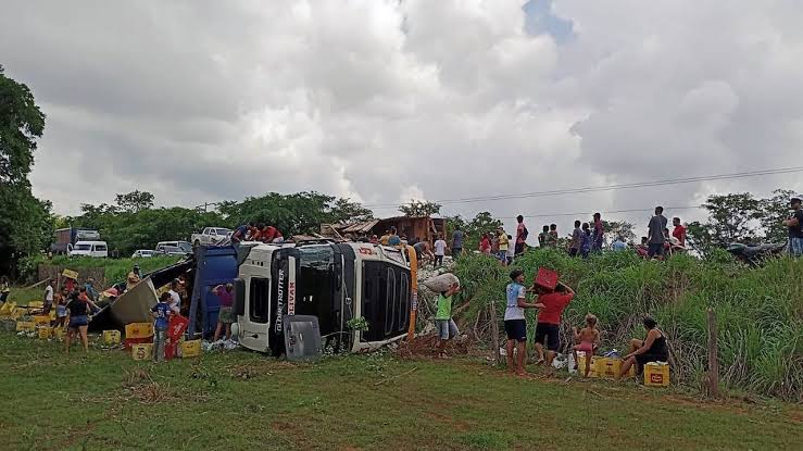 Acidente entre duas carretas interdita BR-226 entre Lajeado Novo e Grajaú