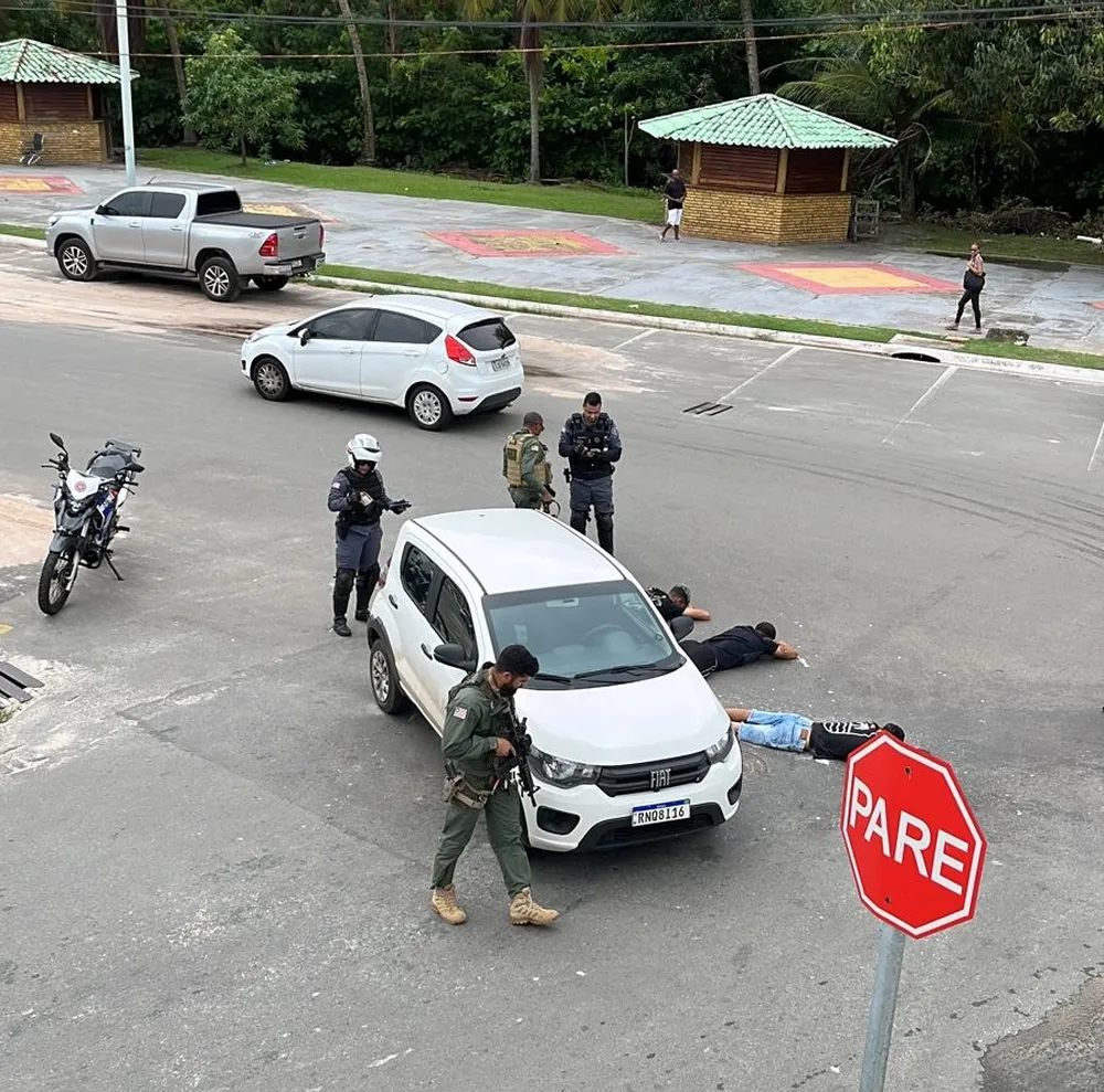 Com apoio de helicóptero, polícia prende três homens com veículo roubado em São Luís