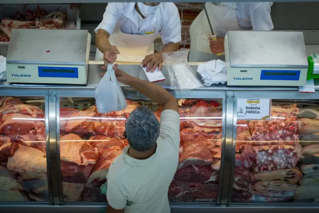 Preço da carne deve sofrer reajuste em Estreito, após Léo Cunha aumentar a taxa de abate no Matadouro