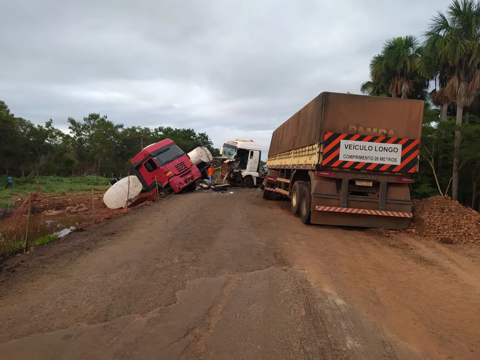 Colisão entre duas carretas interdita totalmente a BR-230 em Balsas no Sul do Maranhão