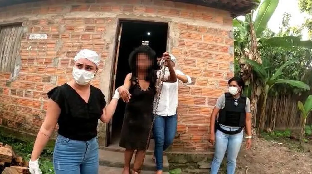 Mãe é presa após manter a filha acorrentada por quase 20 anos no Maranhão