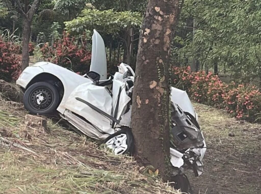 Família que voltava de retiro sobrevive a grave acidente que deixou carro destruído no MA