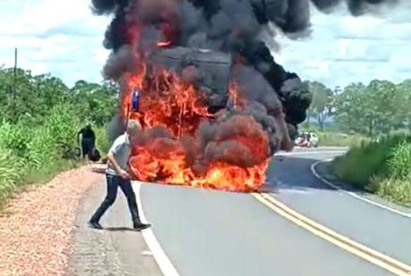 Ônibus que saiu do Maranhão pega fogo após grave acidente