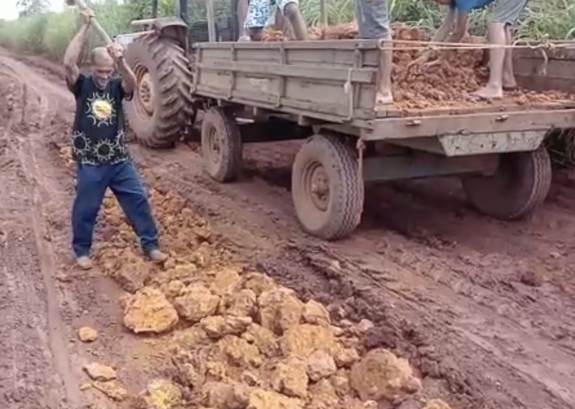 Cansados de esperar pela Prefeitura de Estreito, moradores recuperam estrada vicinal por contra própria