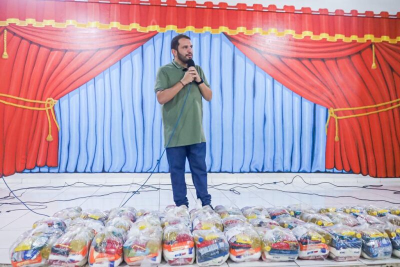 Prefeito Fernando Pessoa realiza entrega de cestas básicas às famílias do Programa Comida em Casa