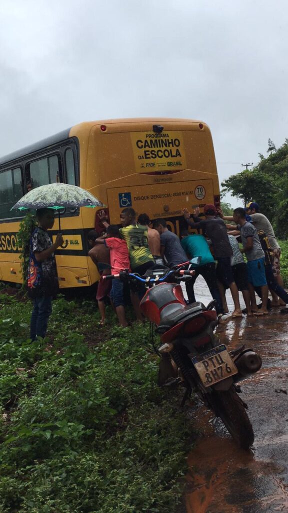 Com pneus careca, estradas precárias, ônibus atola e alunos são obrigados a empurrar em Lajeado Novo