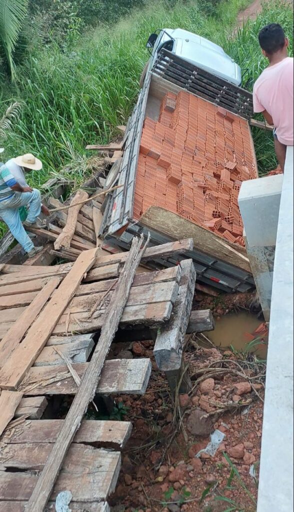 Ponte em situação precária quebra e caminhão fica pendurado na zona rural de Passagem Franca