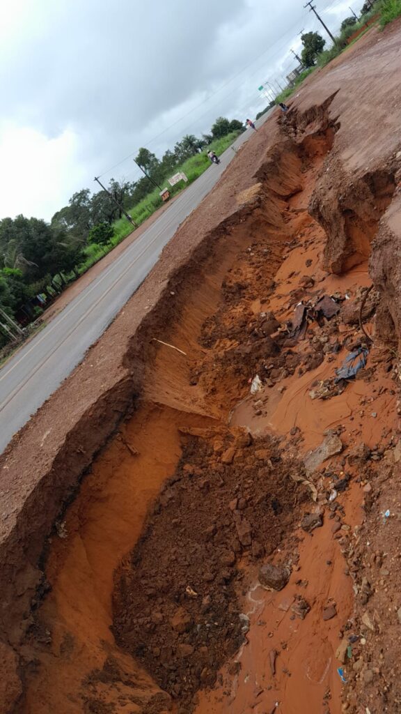 Serviço realizado pela Prefeitura de Estreito ameaça cortar rodovia federal e deixa alunos sem aula