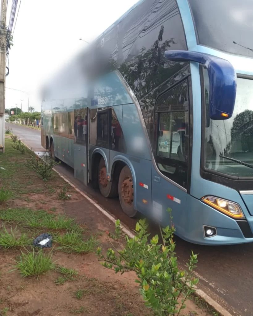 Criminosos param ônibus a tiros e assaltam passageiros na BR-222 em Buriticupu