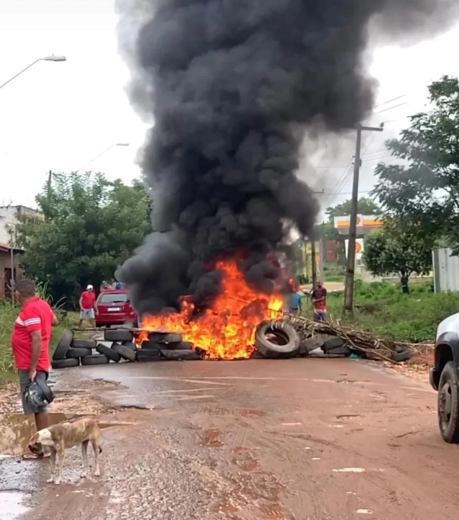 Moradores interditam a MA-122 entre as cidades de Imperatriz e Davinópolis contra as condições rodovia