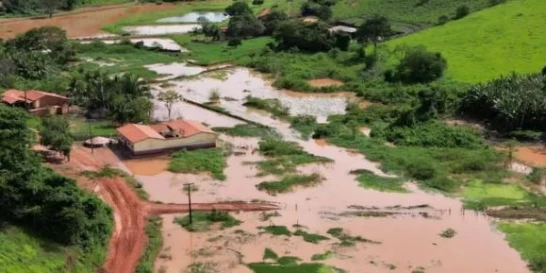 Famílias ficam desabrigadas após grande erosão em Itaipava do Grajaú