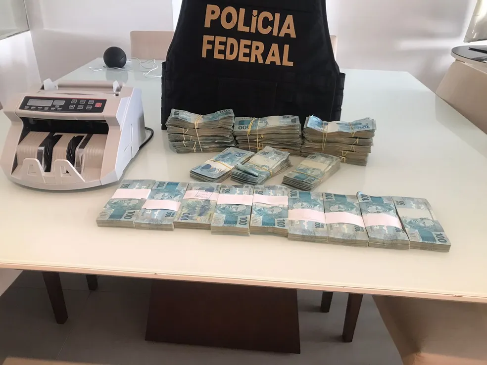 PF encontra quase R$ 300 mil em dinheiro na casa de filho de desembargador investigado por venda de sentenças a traficantes