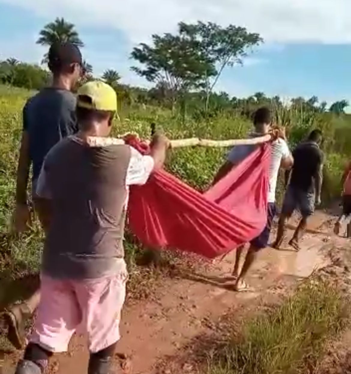 Idoso é levado em rede amarrada em pedaço de madeira para hospital em Poção de Pedras no MA