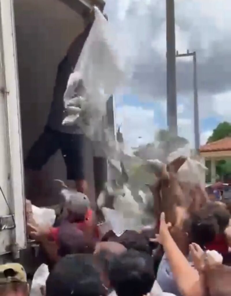 De forma humilhante, funcionários da Prefeitura de Anapurus jogam peixes sobre moradores