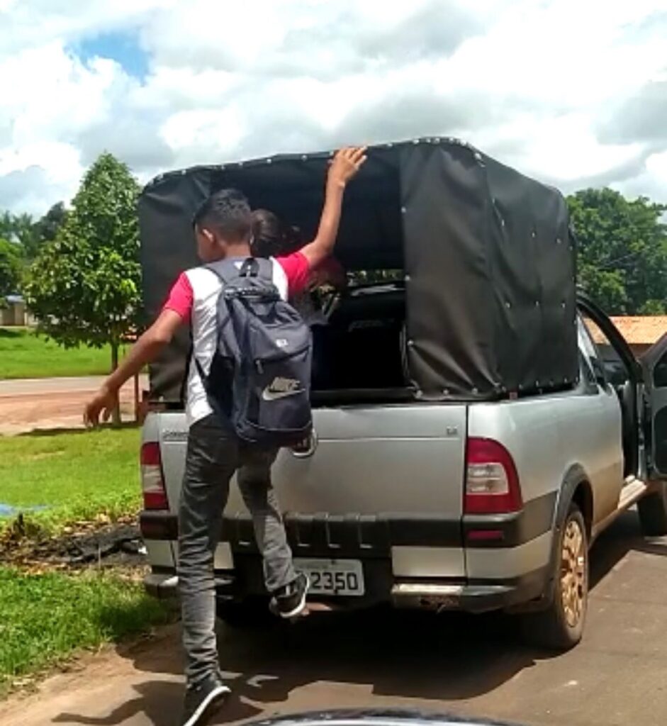 Alunos são transportados na carroceria de uma Fiat Strada em Lajeado Novo