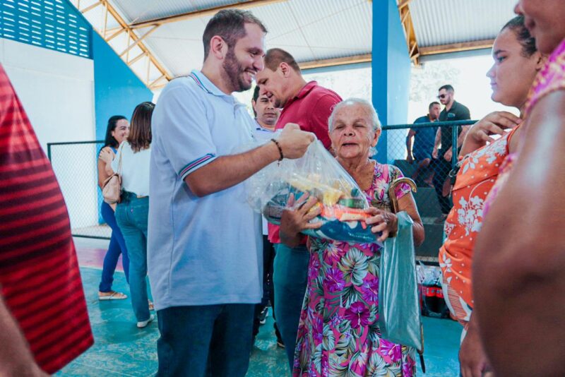 Fernando Pessoa visita obras, entrega cestas básicas e prestigia eleição de associação no Sertão de Tuntum