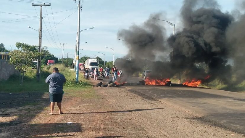 Manifestantes bloqueiam BR-316 em Presidente Médice após anúncio do fechamento do Hospital da Criança