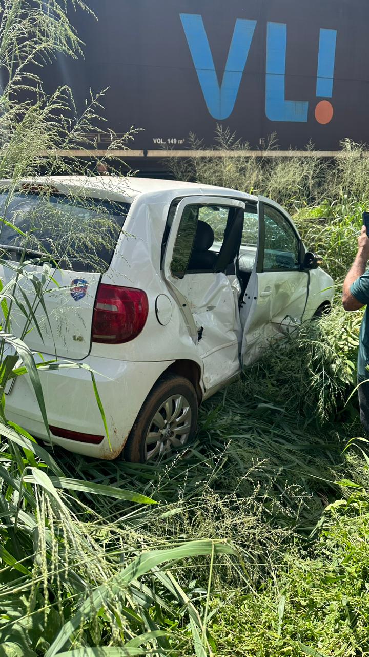 Veículo fica destruído após acidente com trem em Estreito