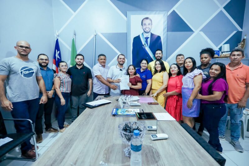 Fernando Pessoa dá posse aos diretores da rede pública municipal eleitos pela comunidade escolar