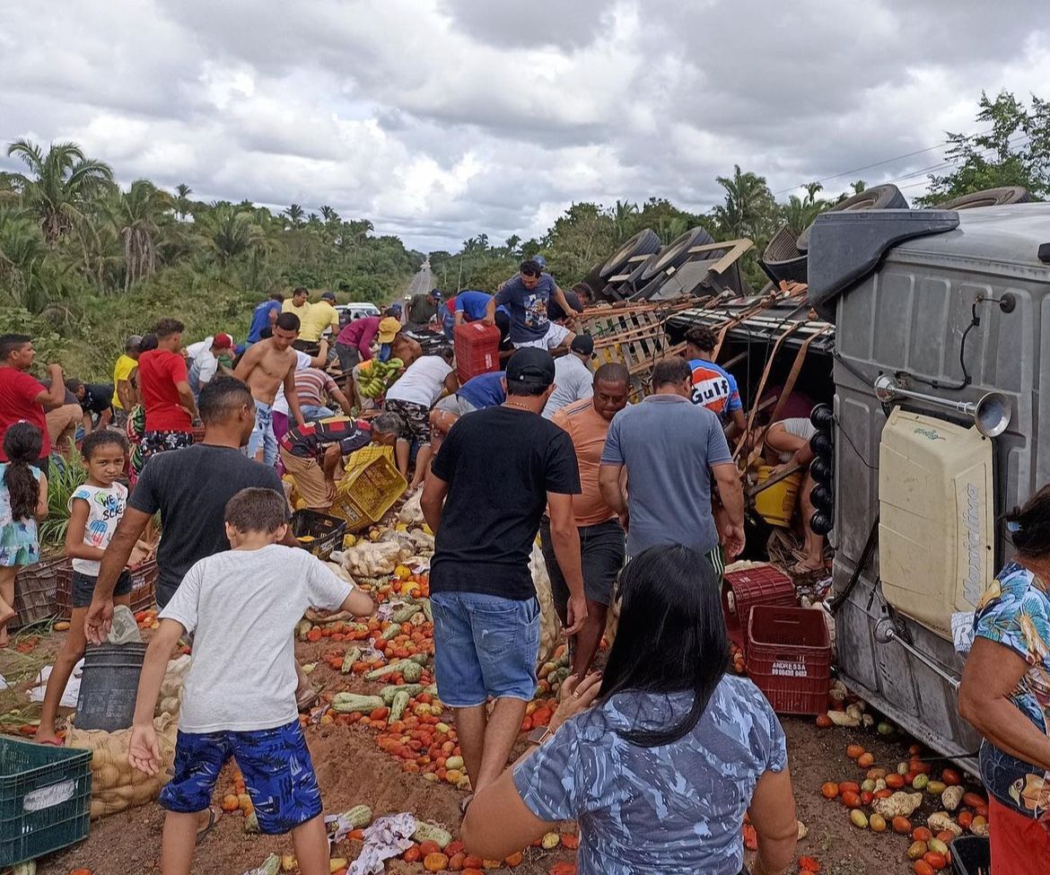 Caminhão de verduras tomba e carga é saqueada pela população no Maranhão