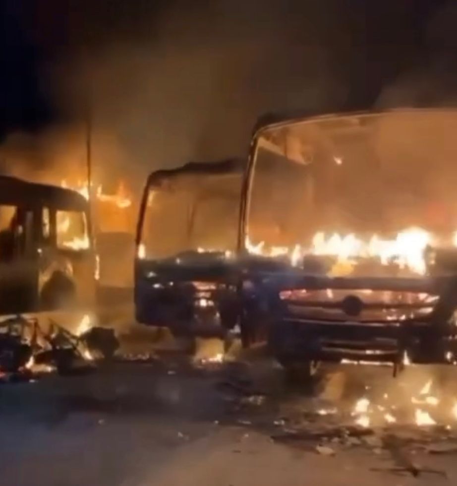 Ônibus escolares da Prefeitura de Araioses no Maranhão pegam fogo