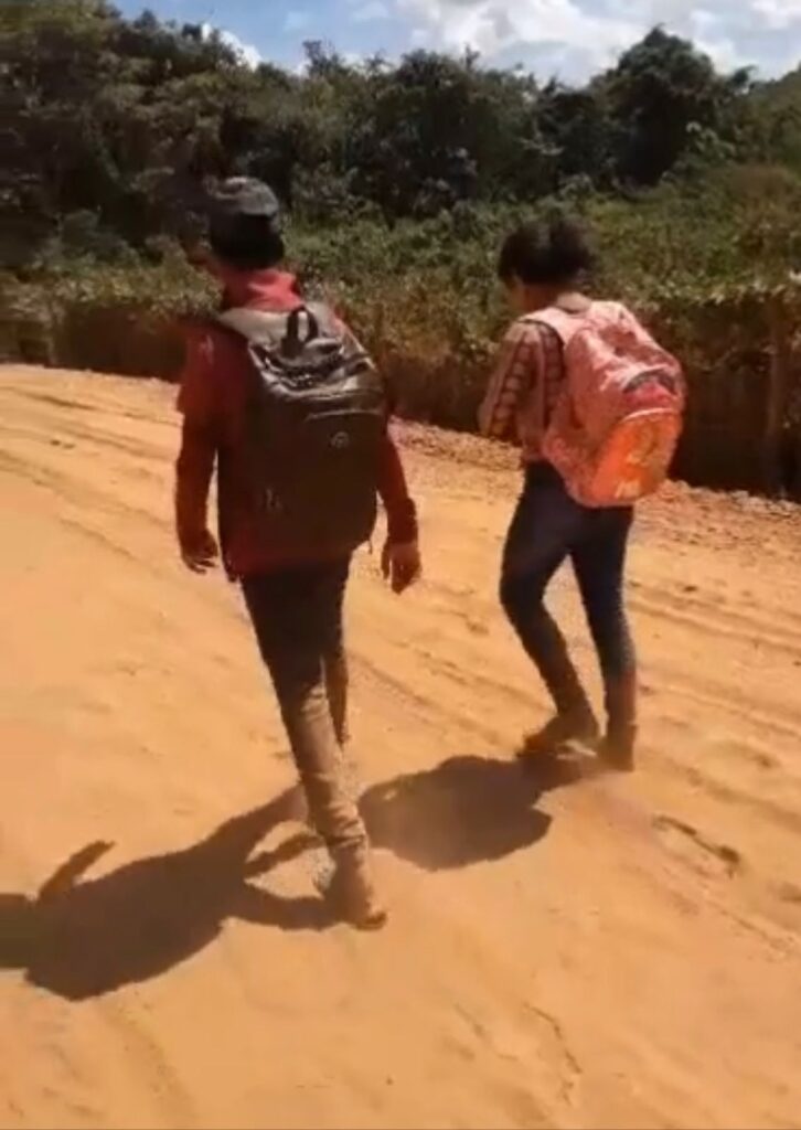 Alunos chegam a escola completamente sujos por falta de transporte escolar em Arame no MA