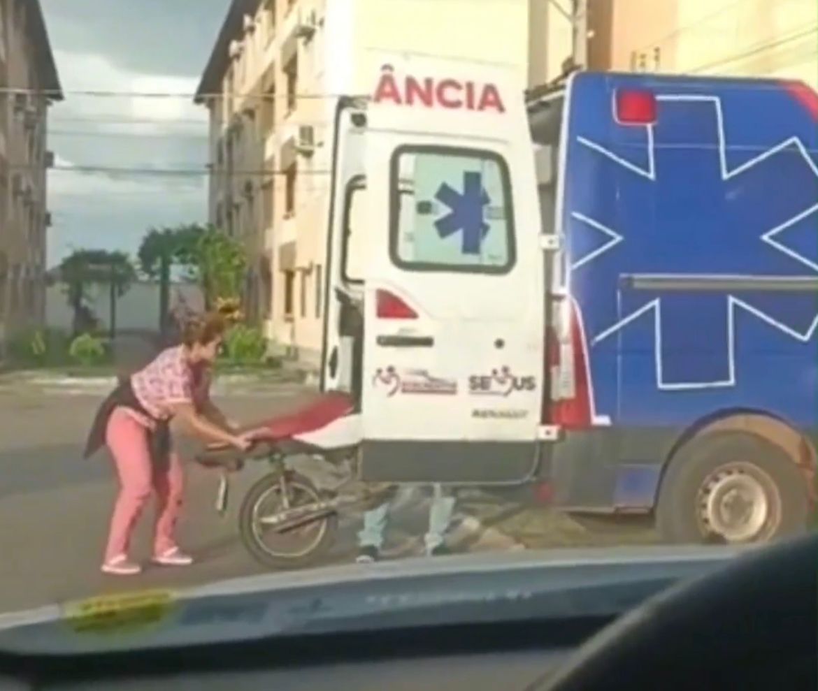 Ambulância da Prefeitura de Maracaçumé é usada para transportar moto