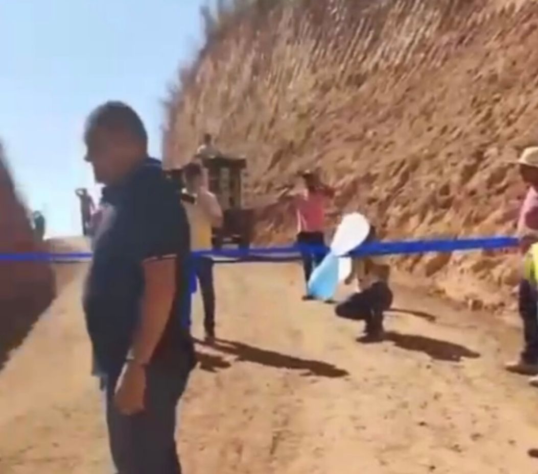 VÍDEO: Sem obras relevantes, prefeito de cidade mais rica do Maranhão, faz cerimônia para inaugurar ladeira de barro