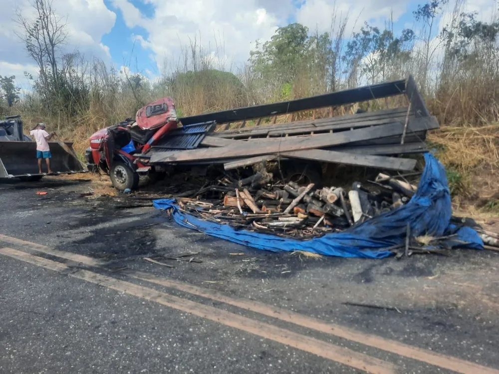 Caminhão capota e deixa um morto na BR-010 em Ribamar Fiquene