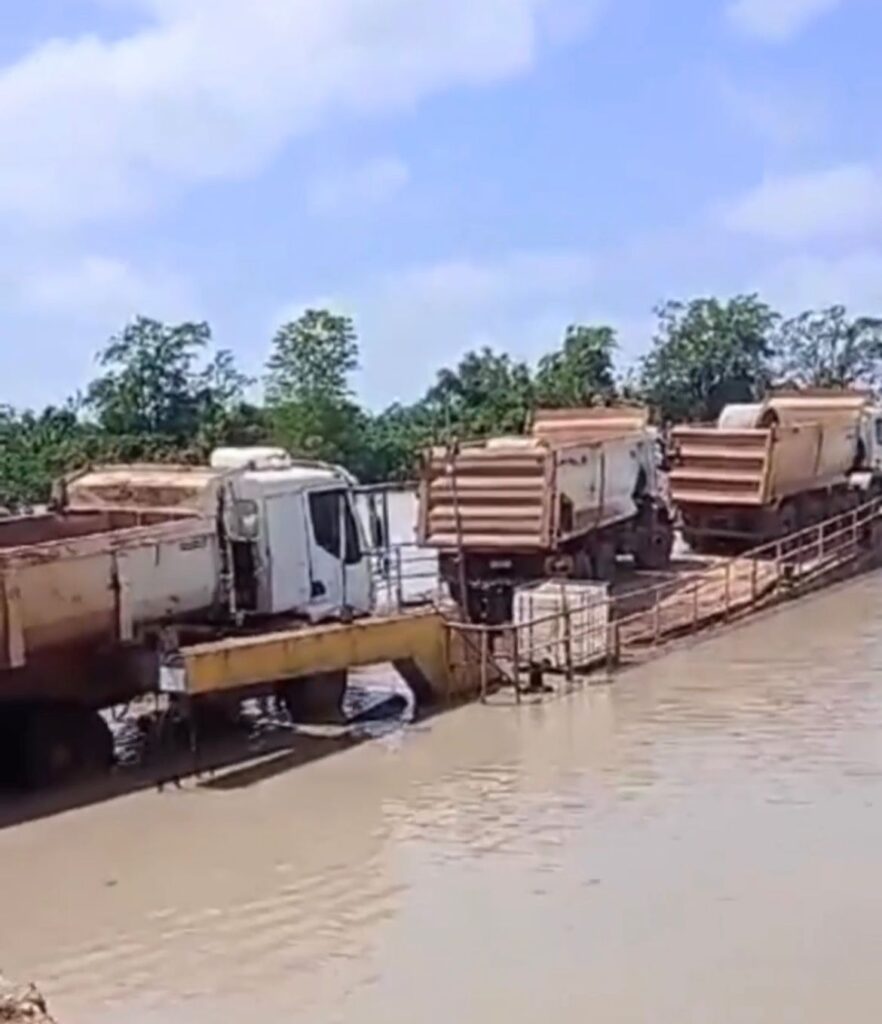 VÍDEO: Naufrágio de balsa leva três caçambas para o fundo de rio no interior do Maranhão