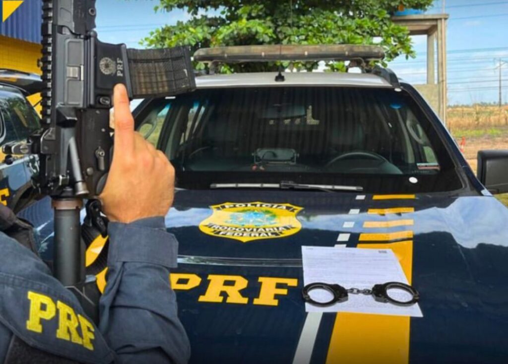 PRF cumpre mandado de prisão na BR-010 em Estreito