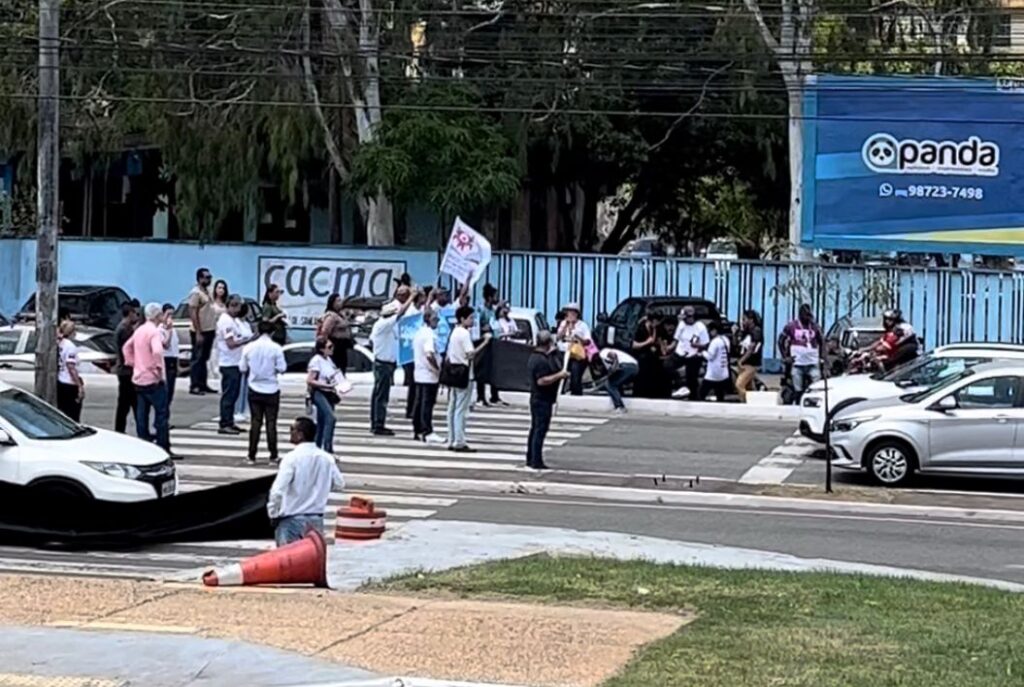 Em greve, professores da UEMA realizam manifestação em frente a Assembleia Legislativa do Maranhão