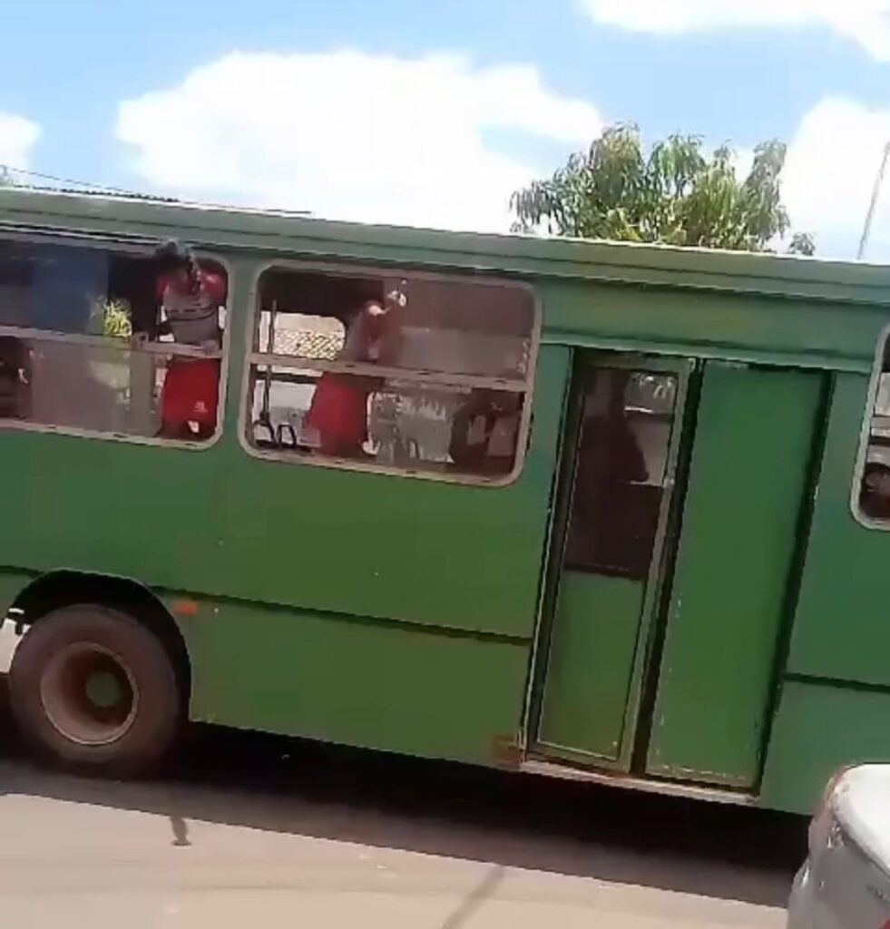 Imagens mostram ônibus escolar sem janelas e circulando a noite sem faróis em Capinzal do Norte