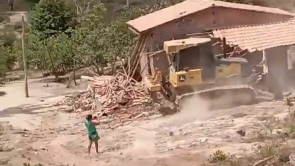 VÍDEO: Crianças choram ao ver a sua casa sendo demolida a mando da prefeita irmã de Josimar de Maranhãozinho