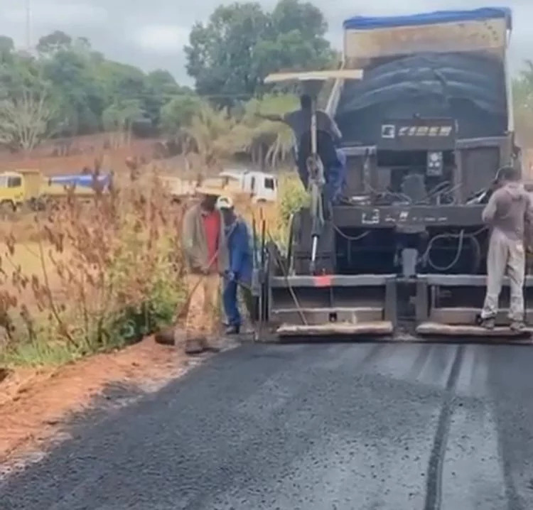 Fernando Pessoa pavimenta estrada do Arroz e ganha reconhecimento popular