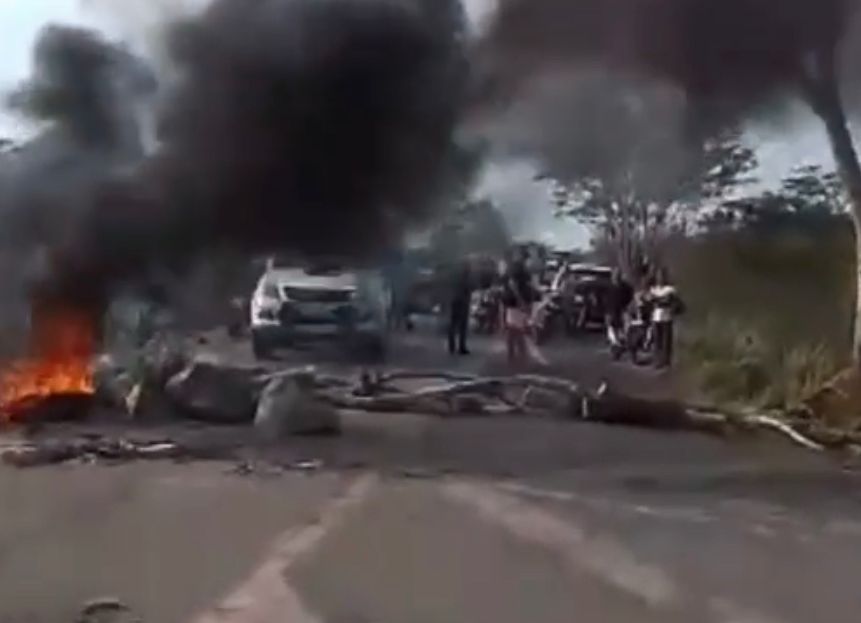 MA-014 é fechada por moradores em protesto contra ponte caída no interior do Maranhão