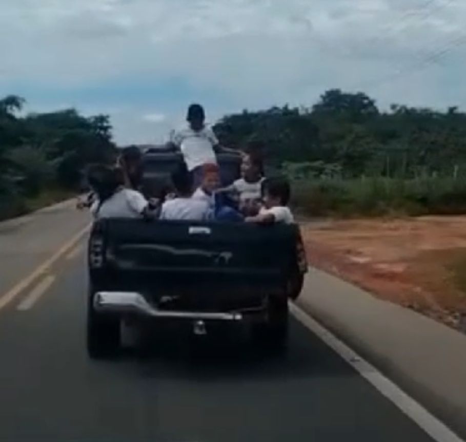 Enquanto prefeito de Morros usa veículo de quase meio milhão, alunos são transportados na carroceria de caminhonete