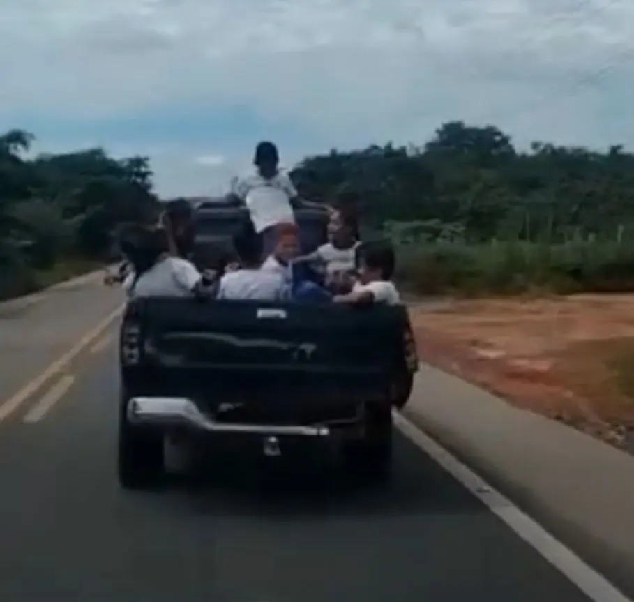 Enquanto prefeito de Morros usa veículo de quase meio milhão, alunos são transportados na carroceria de caminhonete