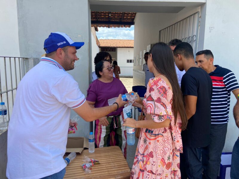 Prefeito Fernando Pessoa leva apoio com kits basicos para estudantes de Tuntum durante realização das provas do Enem