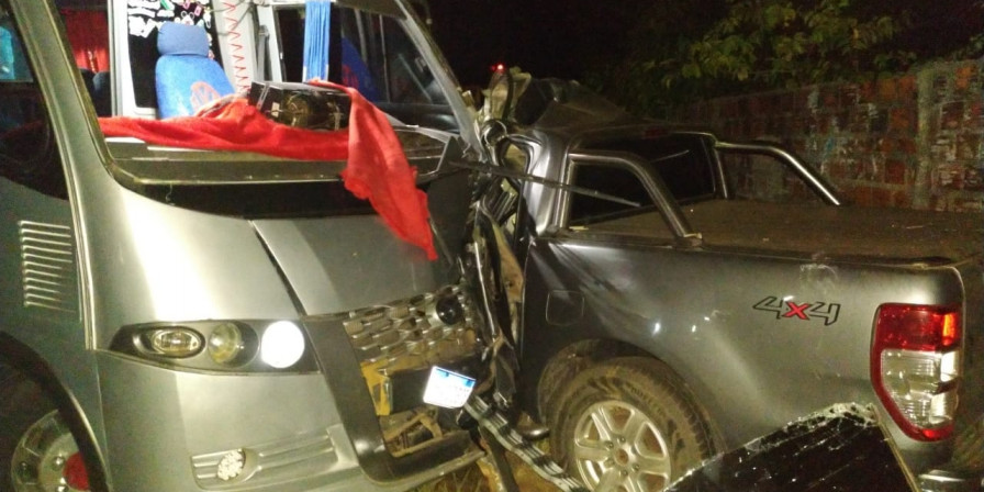 Motorista de caminhonete morre após colisão contra micro-ônibus na BR-402 em Rosário