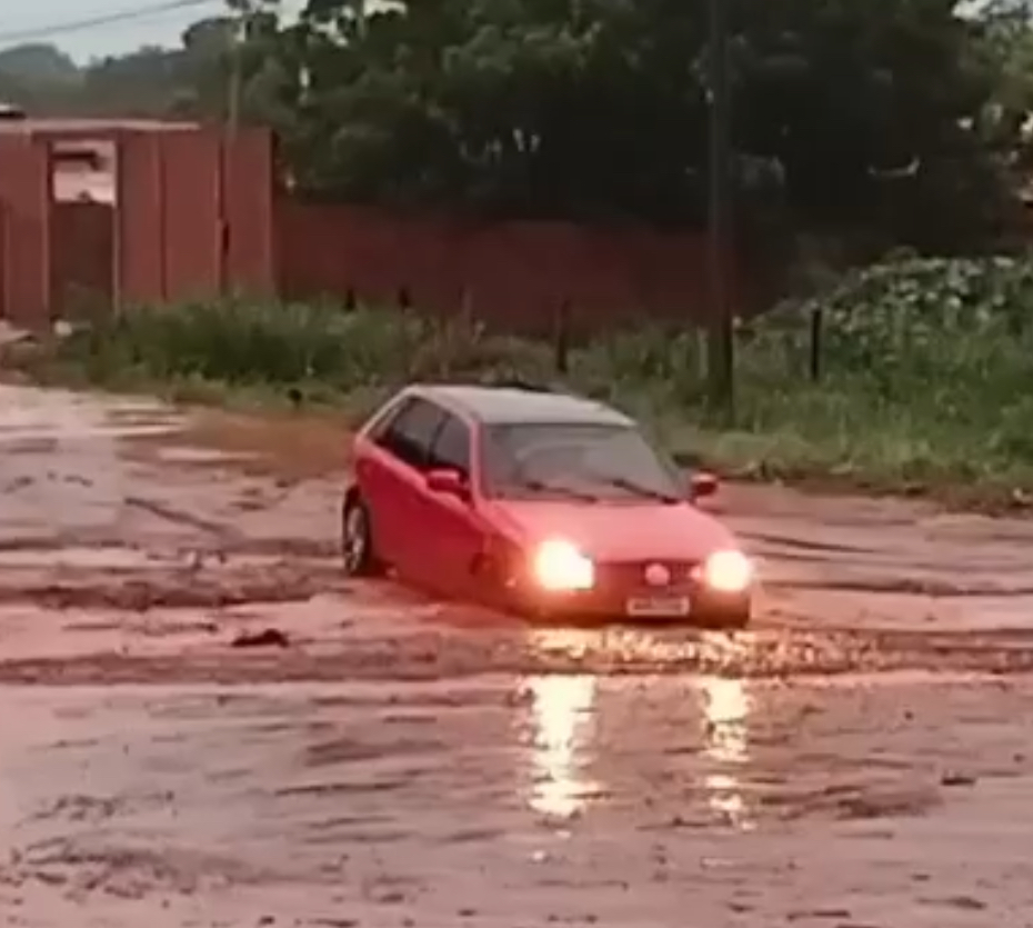 Morador fica com veículo atolado por falta de infraestrutura na cidade turística de Riachão