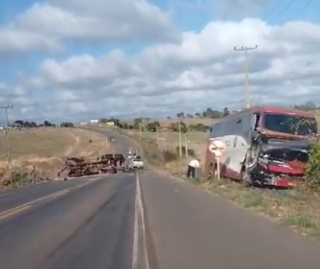 VÍDEO: Ônibus se envolve em acidente na BR-222 em Buriticupu no Maranhão