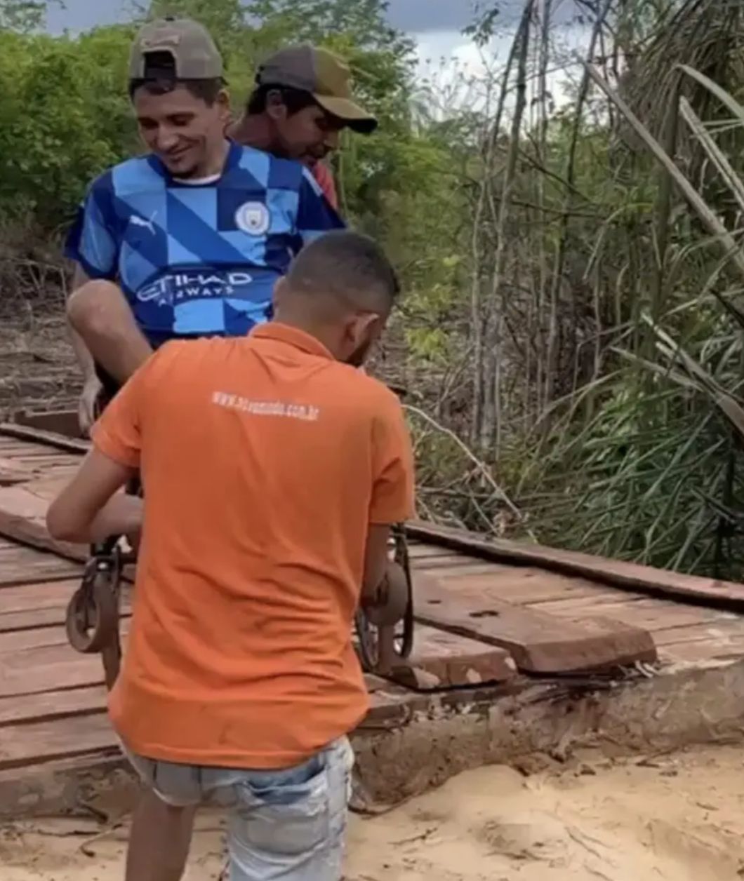 Vídeo mostra cadeirante sendo levado nos braços na zona rural de Riachão por conta de ponte inacabada