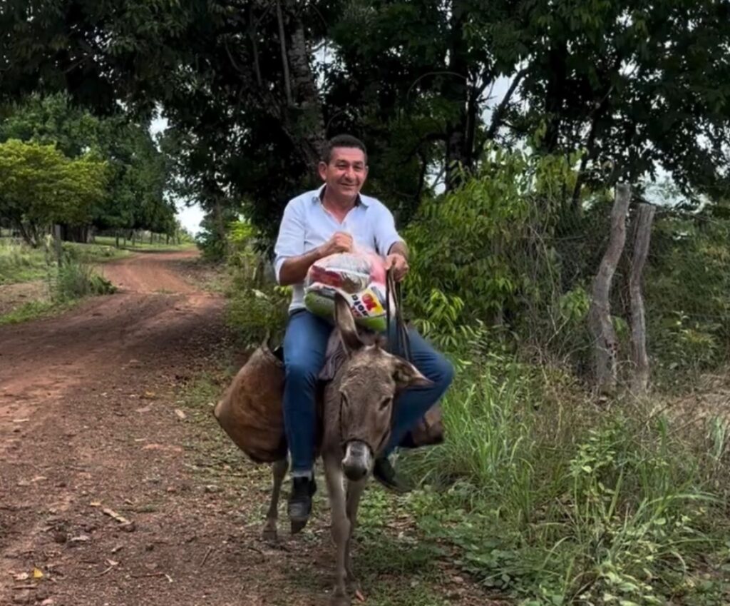 Prefeito do Maranhão divulga vídeo entregando cesta básica montado em um jumento