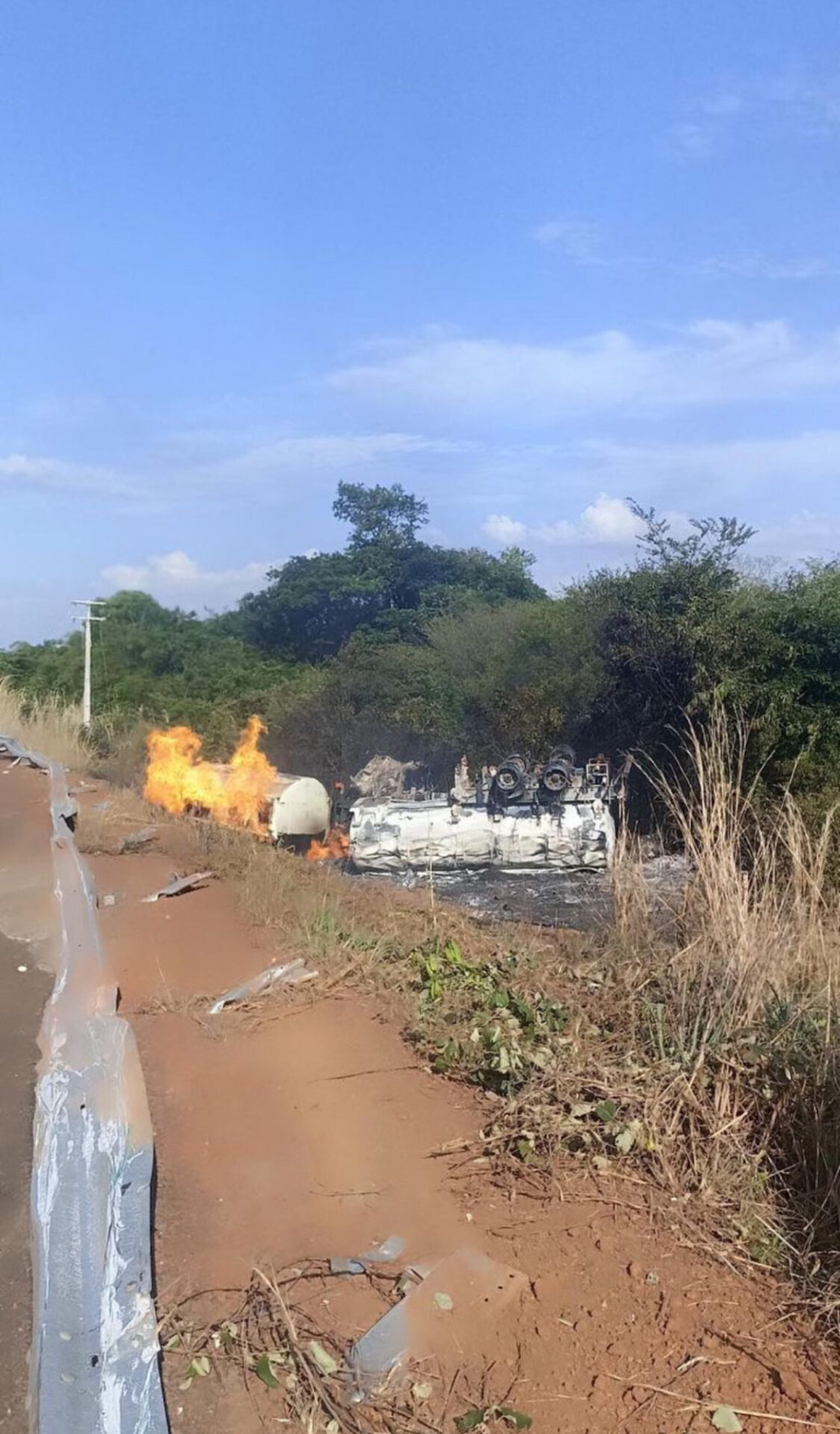 Motorista morre após caminhão com combustível tombar e pegar fogo no interior do Maranhão