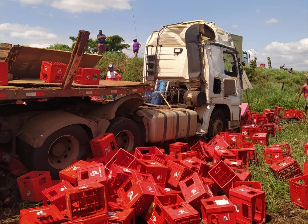 Moradores são flagrados saqueando carga de cerveja em caminhão tombado e acabam multados no MA
