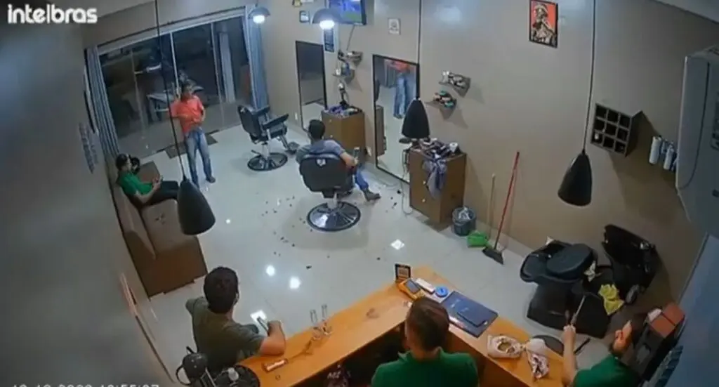 VÍDEO: Ladrão tenta assaltar barbearia em Riachão no Maranhão, mas não esperava que dono estaria armado