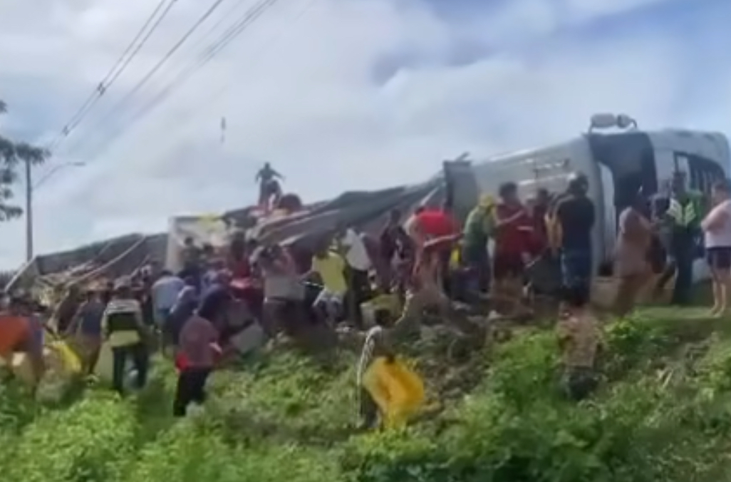 Caminhão de cerveja tomba em Peritoró e carga é saqueada pela população