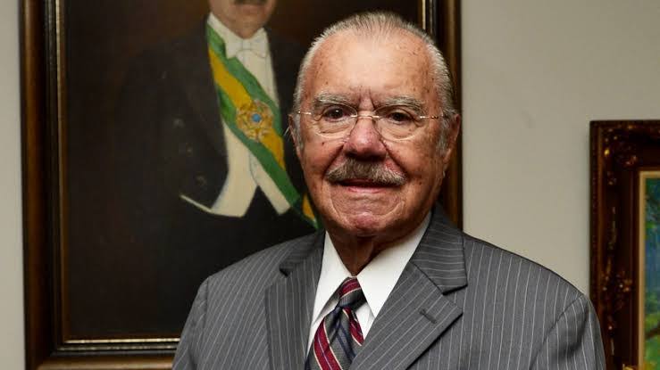 Ex-presidente José Sarney tem fraturas após sofrer queda em Brasília