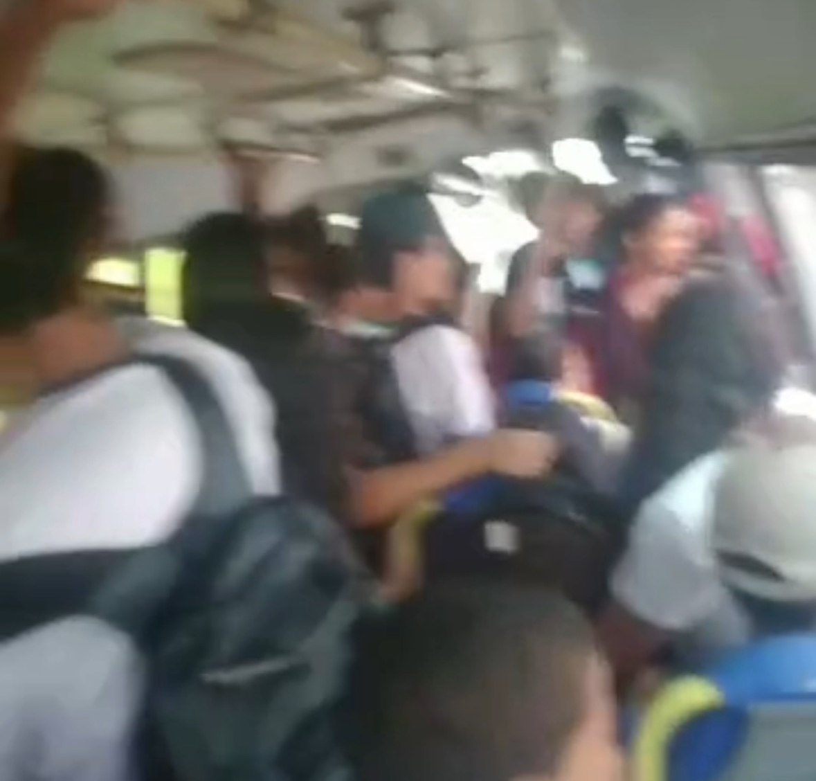 Em vídeo, alunos mostram ônibus escolar superlotado e até com goteiras em Estreito